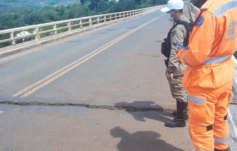 Rachadura interdita parcialmente ponte sobre o Rio Jequitinhonha