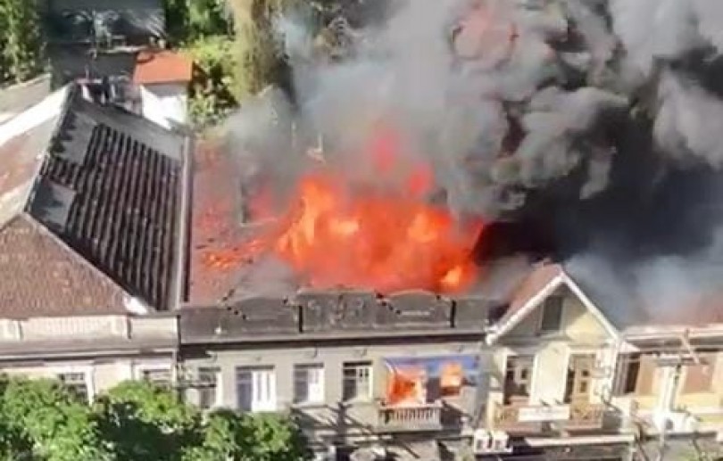 Incêndio em imóvel no Centro de Petrópolis interdita ruas e altera transporte público