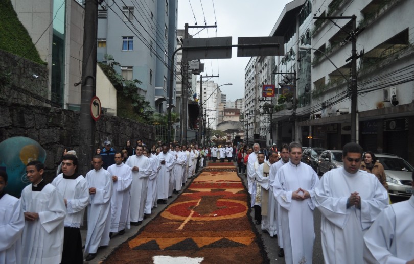 Festa de Corpus Christi celebra a fé nas ruas de Petrópolis