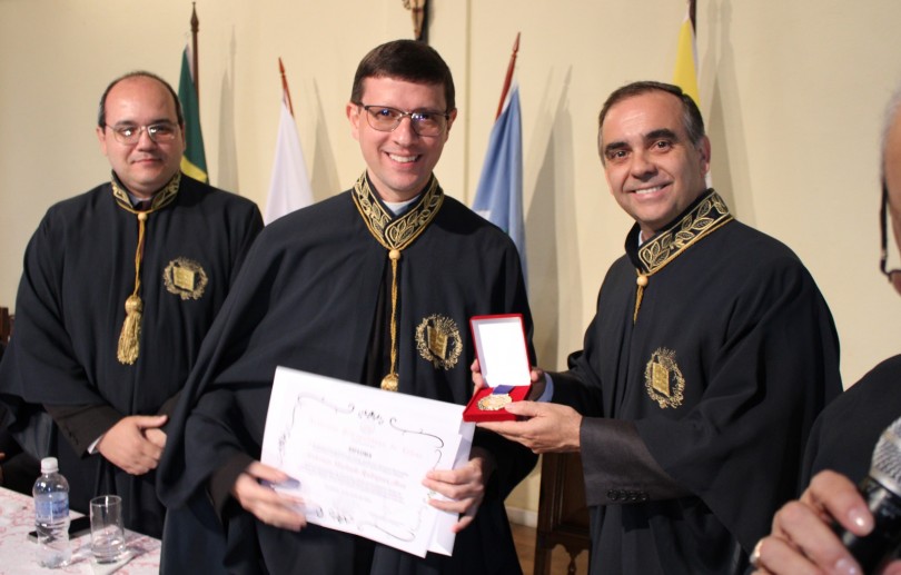 Padre Anderson Alves é empossado na Academia Petropolitana de Letras