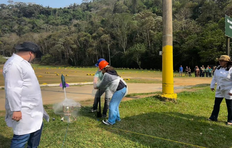 Feirinha de Itaipava acolhe 1ª Olimpíada Interna de Foguetes do Colégio Montês