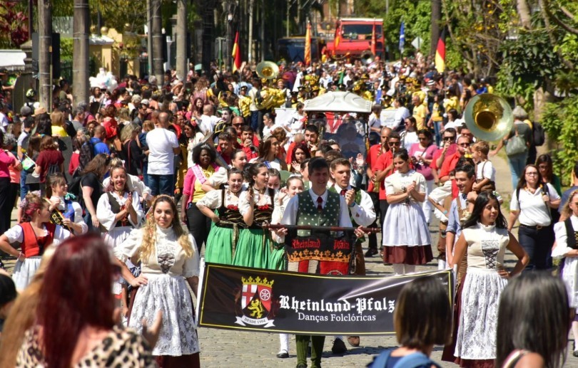 Desfile Folclórico marca primeiro domingo da 35ª Bauernfest