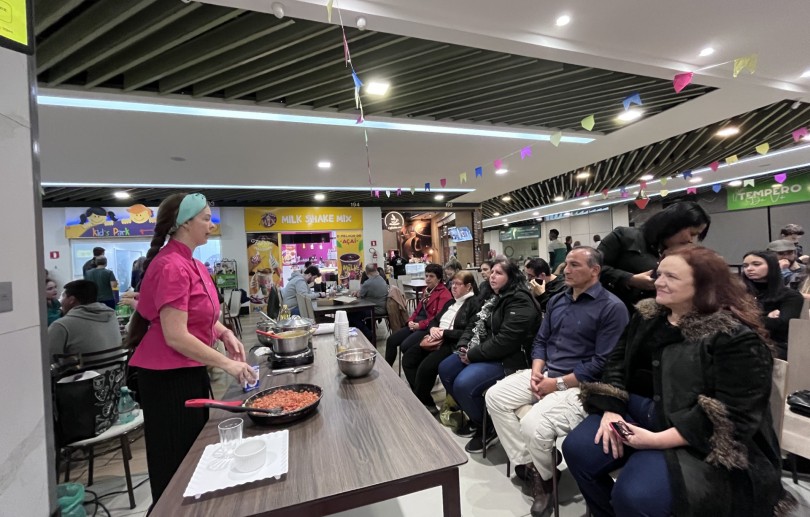 Oficinas do Festival de Fondue reúnem amantes da boa mesa interagindo com os chefs